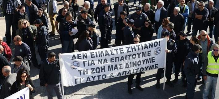 Στους δρόμους οι ένστολοι της Κρήτης -Διαμαρτύρονται για την αφαίμαξη μισθών/συντάξεων [εικόνες]